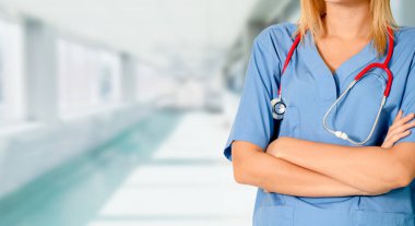 Hastane ofisinde çalışan kadın doktor..