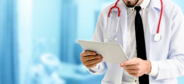 Hastanede tablet bilgisayar kullanan bir doktor..