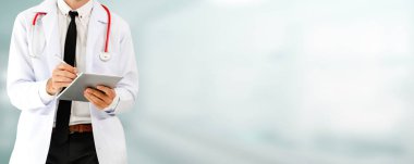 Hastanede tablet bilgisayar kullanan bir doktor..