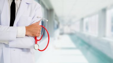 Hastanede çalışan genç erkek doktor..
