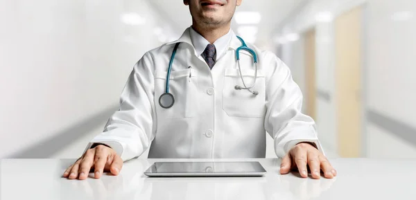 Médico con tableta en la oficina del hospital . — Foto de Stock
