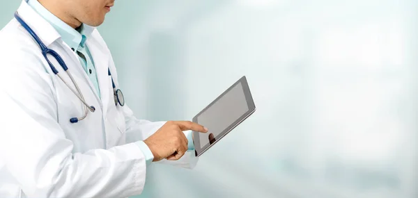 Médico com computador tablet no hospital. — Fotografia de Stock