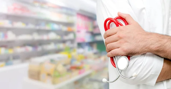 Farmacista maschio che lavora in farmacia. — Foto Stock