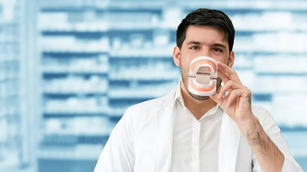 Mladý mužský zubař pracující na stomatologické klinice. — Stock fotografie