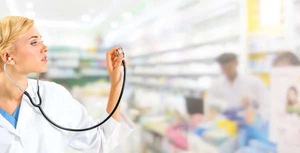 Farmacéutica mujer trabajando en farmacia . — Foto de Stock