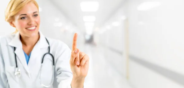 Vrouwelijke dokter in het ziekenhuiskantoor. — Stockfoto