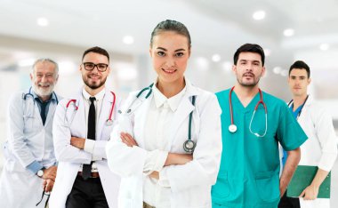 Doktor diğer doktorlar ile hastanede çalışıyor.