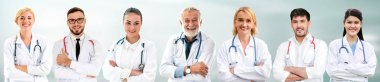 Doktor diğer doktorlar ile hastanede çalışıyor.