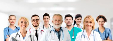 Doktor diğer doktorlar ile hastanede çalışıyor.