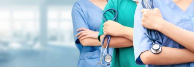 Doktor diğer doktorlar ile hastanede çalışıyor.