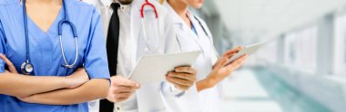 Doktor diğer doktorlar ile hastanede çalışıyor.