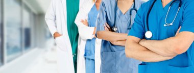 Doktor diğer doktorlar ile hastanede çalışıyor.