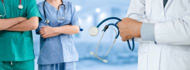 Doktor diğer doktorlar ile hastanede çalışıyor.