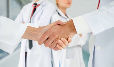 Doktor diğer doktorlar ile hastanede çalışıyor.