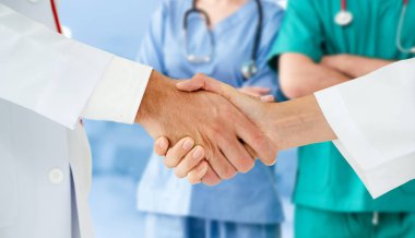 Doktor diğer doktorlar ile hastanede çalışıyor.