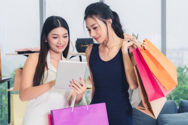 Alışveriş merkezinde perakende mağazasında alışveriş iki Asyalı kadın.