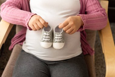 Mutlu hamile bir kadın ve evde bebek bekliyor..