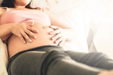 Mutlu hamile bir kadın ve evde bebek bekliyor..