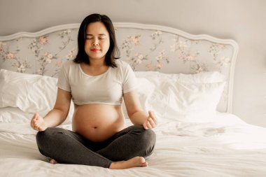 Mutlu hamile bir kadın ve evde bebek bekliyor..