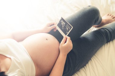 Mutlu hamile bir kadın ve evde bebek bekliyor..