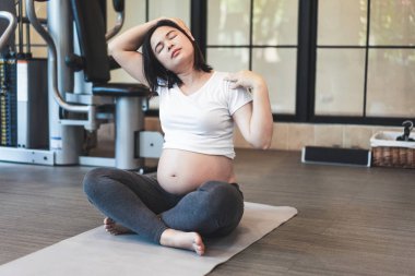 Aktif hamile kadın spor salonu..