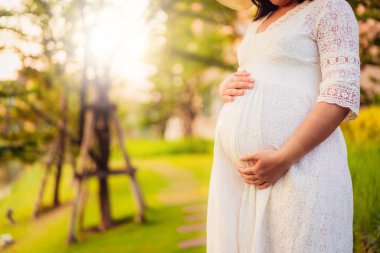 Hamile kadın bahçe evinde mutlu..