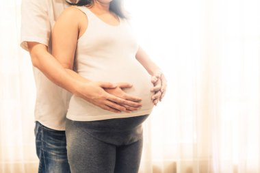 Hamile çift aşkı hisseder ve evde dinlenir..