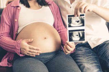 Hamile çift aşkı hisseder ve evde dinlenir..