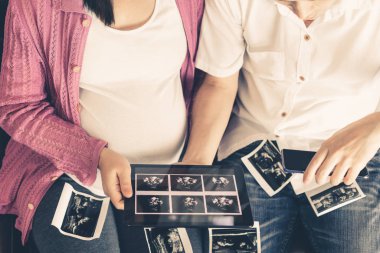 Hamile çift aşkı hisseder ve evde dinlenir..