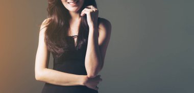 Genç zarif kadın portresi. Lüks reklam konsepti.