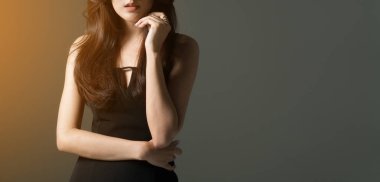 Genç zarif kadın portresi. Lüks reklam konsepti.