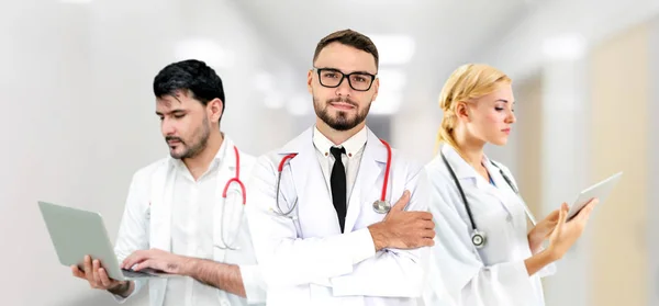 Médico que trabalha no hospital com outros médicos . — Fotografia de Stock