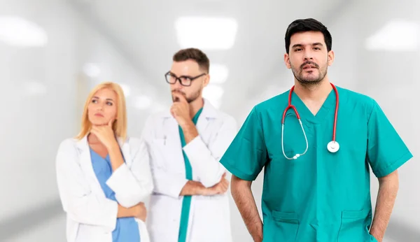 Medico che lavora in ospedale con altri medici . — Foto Stock