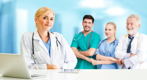 Arzt arbeitet im Krankenhaus mit anderen Ärzten zusammen. — Stockfoto