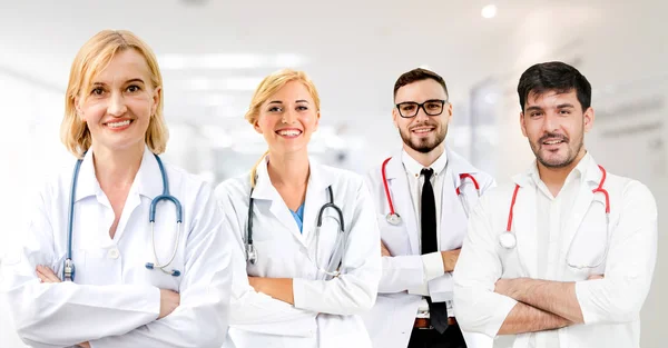 Arzt arbeitet im Krankenhaus mit anderen Ärzten zusammen. — Stockfoto