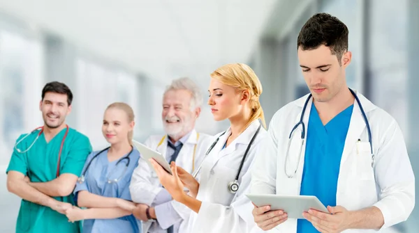 Médico que trabaja en el hospital con otros médicos . —  Fotos de Stock