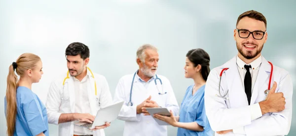 Arzt arbeitet im Krankenhaus mit anderen Ärzten zusammen. — Stockfoto