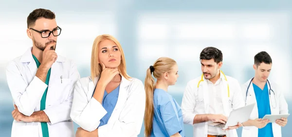 Doctor working in hospital with other doctors. — Stock Photo, Image