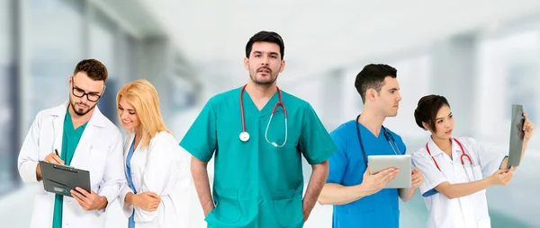 Médico que trabalha no hospital com outros médicos . — Fotografia de Stock