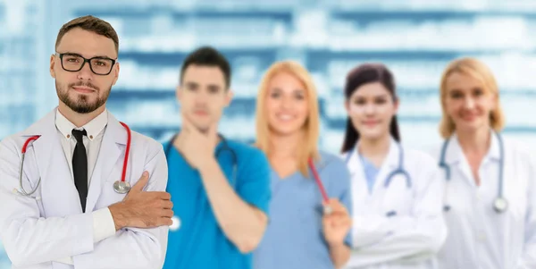 Doctor working in hospital with other doctors. — Stock Photo, Image