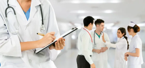 Medico che lavora in ospedale con altri medici . — Foto Stock