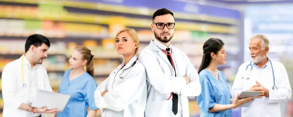 Médico que trabaja en el hospital con otros médicos . — Foto de Stock