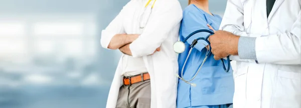 Médico que trabalha no hospital com outros médicos . — Fotografia de Stock