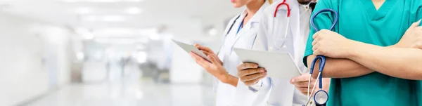 Doctor working in hospital with other doctors. — Stock Photo, Image