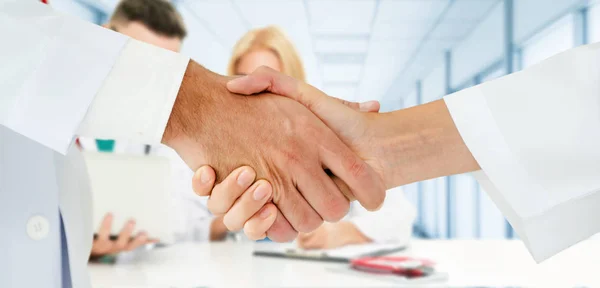 Doctor working in hospital with other doctors. — Stock Photo, Image