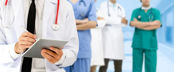 Doctor working in hospital with other doctors. — Stock Photo, Image