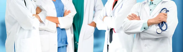 Врач, работающий в больнице с другими врачами . — стоковое фото