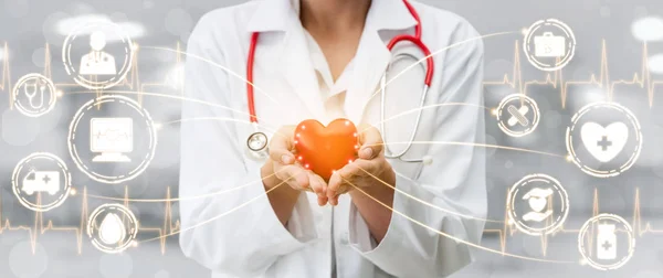 Médico con Gráfico Médico de Salud en el Hospital — Foto de Stock