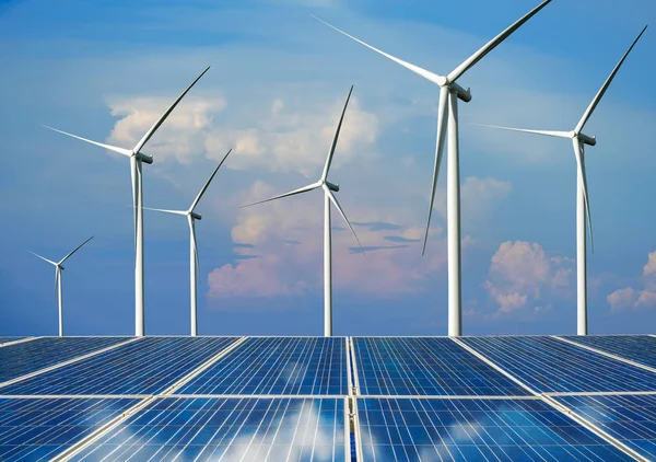 Painel solar e turbina eólica fazenda energia limpa. — Fotografia de Stock