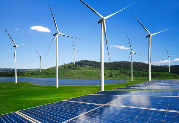 Painel solar e turbina eólica fazenda energia limpa. — Fotografia de Stock